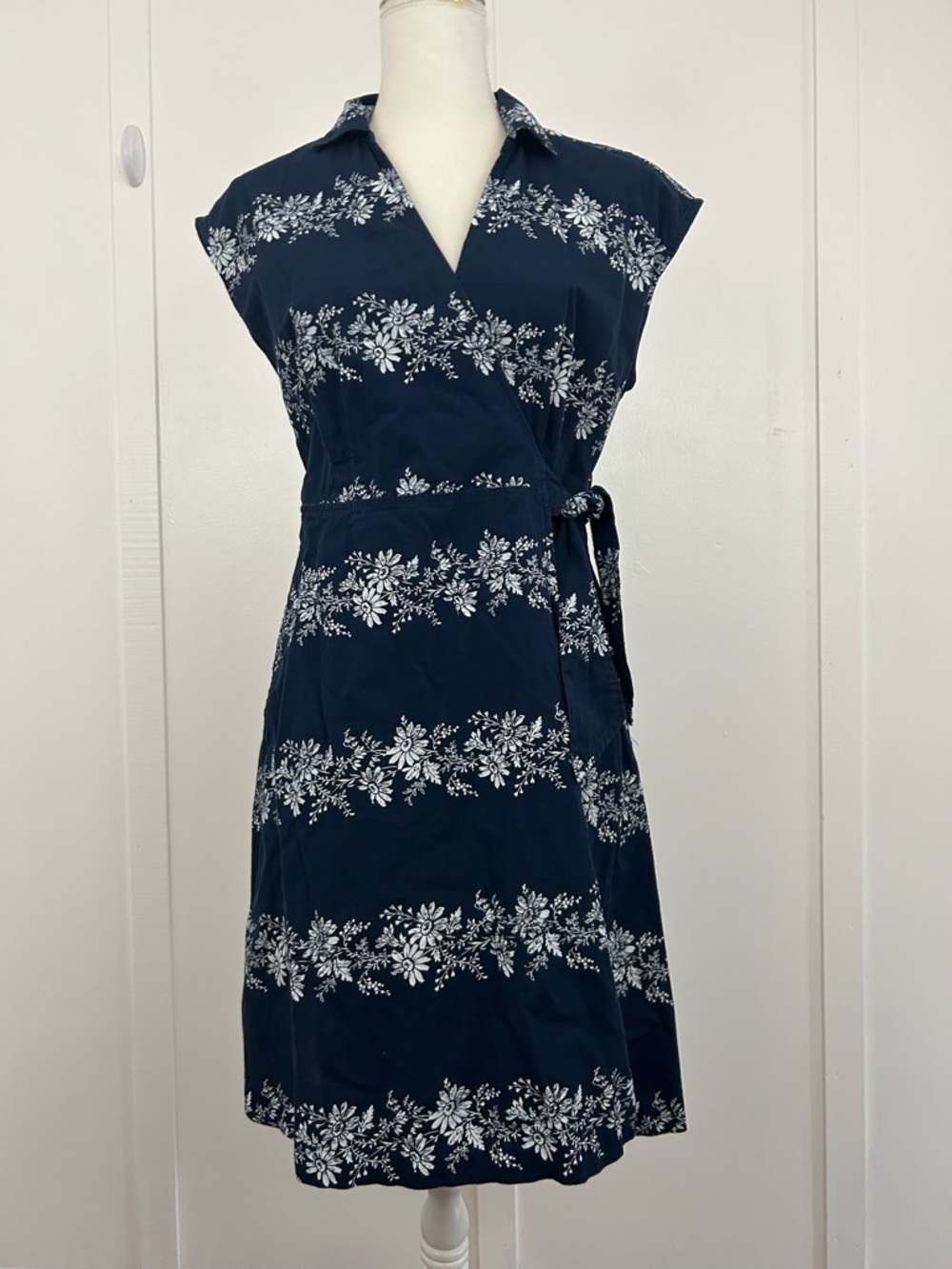 Tommy Hifiger womens wrap dress blue floral size M